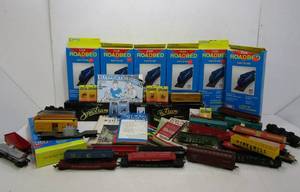 lot 22 image: Nice Large Lot of HO Trains & Accessories