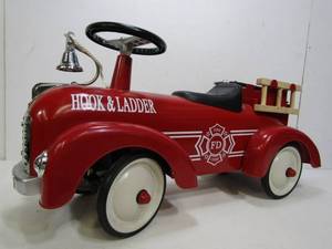 lot 257 image: Metal Child Size Fire Chief hook & Ladder Fire Truck