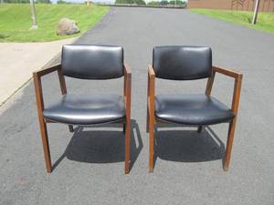 lot 346 image: Matching Pair of Mid Century 1960s UNITED CHAIR Company Arm Chairs