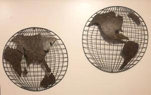 lot 226 image: Large Metal 3D EARTH Wire Wall Scultpure