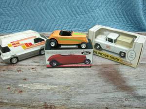 lot 33 image: 3 Classic Collector Car Banks