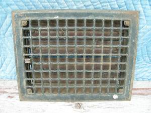 lot 54 image: Antique Decorative Iron Grate