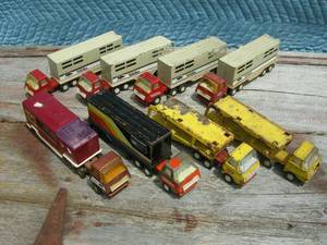 lot 72 image: Group Vintage Tonka Trucks, Toys