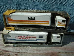 lot 96 image: 2 Vintage Ertl Advertiser Truck and Trailer