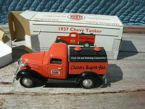 lot 99 image: Liberty Classics Diecast 1937 Chevy Tanker, Bank