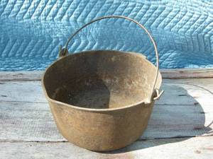 lot 105 image: Antique Cast Iron Pot from Marietta, PA