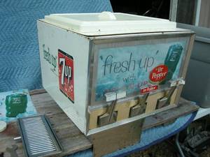 lot 1 image: Vintage 7Up Countertop Drink Dispenser