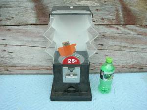 lot 6 image: Vintage 25-cent Vending Machine