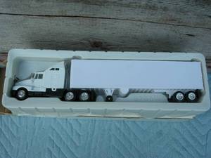 lot 18 image: Kenworth T600A Die Cast Tractor Trailer
