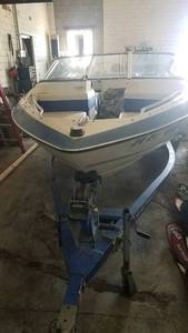 lot 4 image: 1994 Excel 18 0 Excel boat.  4 cyl motor that runs.