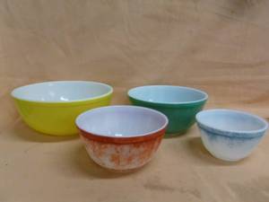 Vintage Pyrex Bowl Set