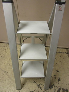 lot 711 image: FRONTGATE ALUMINUM FOLDABLE STEP LADDER