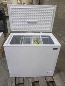 lot 206 image: Magic Chef 7.0 cu. ft. Chest Freezer in White -4 HMCF7W4