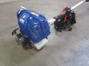 lot 4 image: Badger 31 cc Gas 4-Cycle Curve Shaft Attachment Capable Grass Hand Held Trimmer WB31GTF