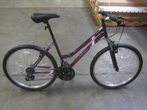 lot 28 image: Roadmaster 26 Granite Peak Womens Bike, Purple