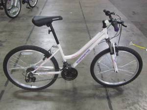lot 29 image: Roadmaster Granite Peak 24 Girls Mountain Bike, White R3013WMLDS