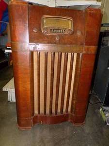 lot 1 image: Vintage Airline Radio