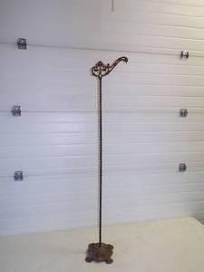 lot 14 image: Vintage Cast Iron Stand
