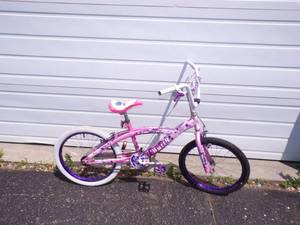 lot 95 image: Girls Huffy Fashion Craze Bike