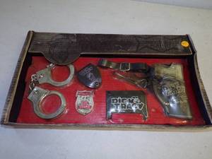 lot 38 image: Vintage Dick Tracy Play Set