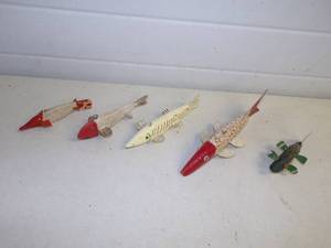 lot 42 image: 5 Vintage Ice Fishing Decoys