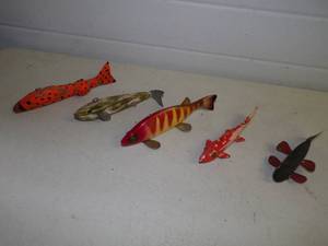 lot 43 image: 5 Vintage Ice Fishing Decoys