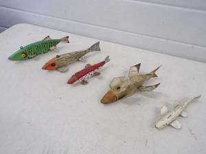 lot 45 image: 5 Vintage Ice Fishing Decoys