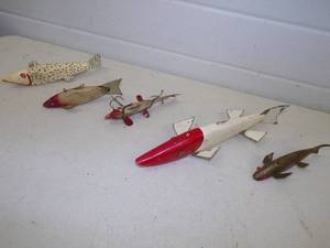 lot 46 image: 5 Vintage Ice Fishing Decoys