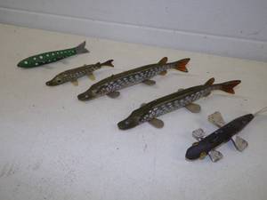 lot 48 image: 5 Vintage Ice Fishing Decoys
