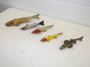 lot 49 image: 5 Vintage Ice Fishing Decoys