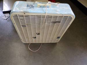 lot 100 image: Box Fan