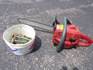 lot 101 image: Chain Saw with extra Chain
