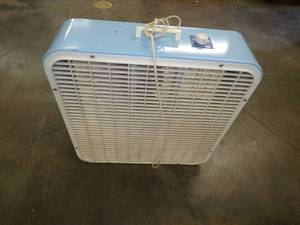 lot 169 image: Box Fan 20