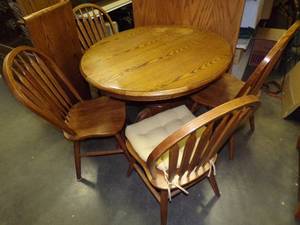 lot 180 image: Round Kitchen Table 4 chairs and Leaf