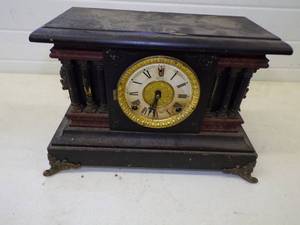 lot 226 image: Vintage Clock