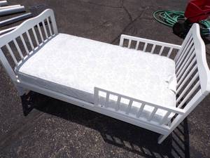 lot 239 image: Toddler Bed