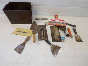 lot 285 image: Trowels and Tools
