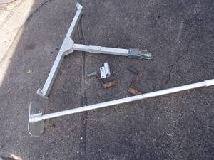 lot 291 image: Hewitt Roll a dock Hitch, 2 Handles Post and post bracket