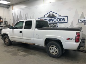 lot 2 image: 2004 Chevy Silverado LT 4x4 -No Reserve-