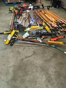 lot 15 image: PALLET WITH OUTDOOR LAWNCARE TOOLS SEE PICS