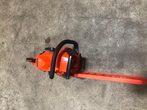 lot 49 image: ECHO 14 in. 30.5 cc Gas 2-Stroke Cycle Chainsaw In working condition
