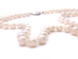 lot 33 image: Lovely 18 Pearl Estate Necklace