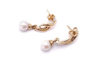 lot 46A image: Ladies Pearl Estate Earrings in 14k Yellow Gold $1275