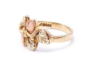 lot 81 image: Black Hills Gold Estate Ring in Tri Color 10k Gold