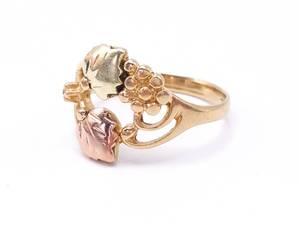 lot 82 image: Black Hills Gold Estate Ring in Tri Color 10k Gold