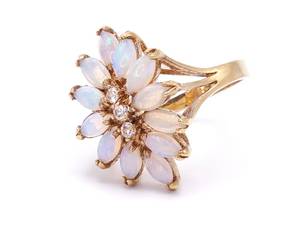 lot 84 image: Ladies Welo Opal Cluster Estate Ring