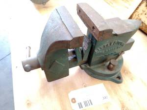 lot 342 image: Littlestown 4 12 Swivel Bench Vis...