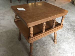 lot 16 image: End Table