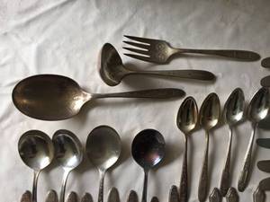lot 34 image: Vintage Silverware