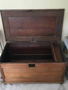 lot 2 image: Vintage Wooden Storage Trunk